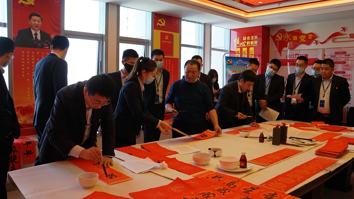 担保集团举办翰墨飘香、迎春送福”活动 中.JPG