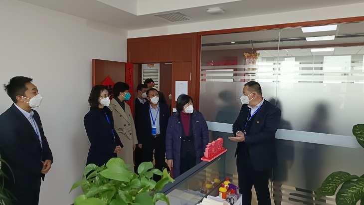 202301291674953383281858.jpg 20230128 集团公司副总经理吴长虹一行莅临担保集团看望慰问干部职工 4.jpg