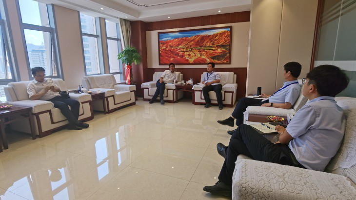 担保集团总经理谢景龙与中国建设银行甘肃省分行投行部总经理李大辉举行业务洽谈