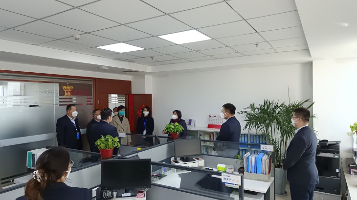 集团公司副总经理吴长虹一行莅临担保集团看望慰问干部职工