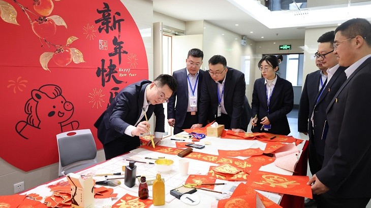 为赓续中华优秀传统民俗文化，凝聚团队奋进力量，厚植和谐企业文化，1月28日，担保集团举办“凝心聚力迎新春，同心筑梦启新程”职工迎新春联欢活动，全体员工欢聚一堂，在欢声笑语中共贺新春，共话未来。本次活动