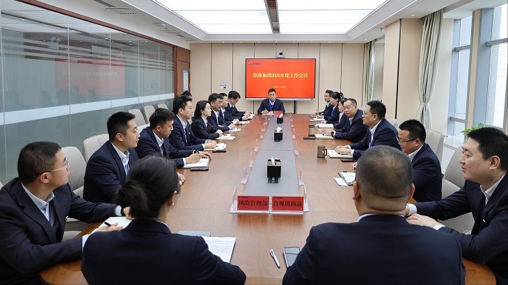 1月28日，担保集团组织召开2025年度工作会议，党支部书记、董事长邹明升出席会议并发表讲话，公司经营层领导、各子（分）公司、各部门负责人参会。会上，各职能部门就生产经营、业务开展、合规经营、风险处置