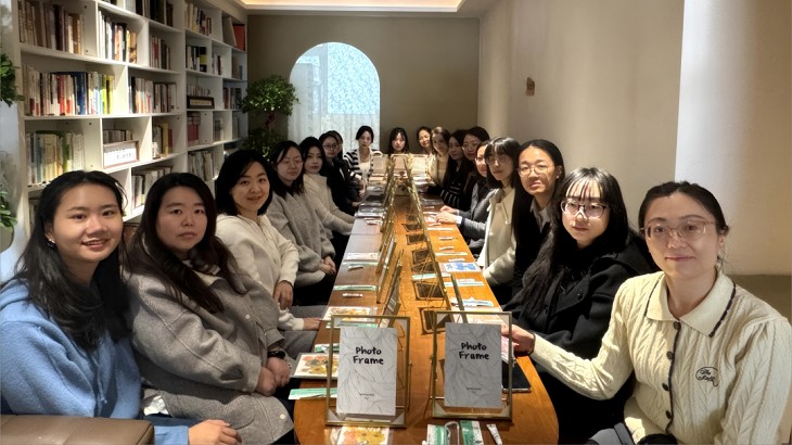 春意渐浓，芳华正好。为庆祝第116个“三八”国际劳动妇女节，丰富女职工精神文化生活，3月6日下午，担保集团组织开展“春遇繁花悦见美好”玻璃镜框压花DIY主题活动，全体在兰女职工参加。活动现场布置温馨雅