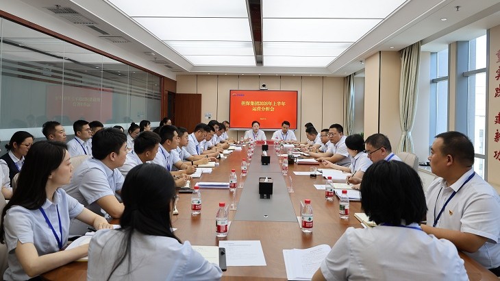 7月23日，担保集团召开2026年上半年运营分析会，系统复盘上半年经营管理工作，深入分析当前发展态势，查找问题短板，部署下半年重点工作。担保集团党支部书记、总经理高健出席会议并讲话，经营层领导、各子（