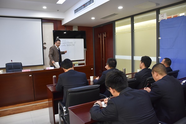 担保集团举办业务风险防范与化解专题培训会