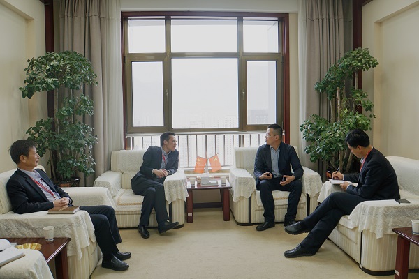 担保集团董事长储著贞与酒钢集团洽谈合作事宜