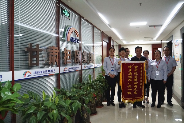 优质服务暖人心，客户感谢送锦旗