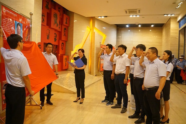 担保集团第一党支部开展“重温历史 不忘使命”主题党日活动