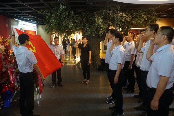 担保集团党总支开展“践行四个伟大精神 走好新时代长征路”主题党日活动2.JPG