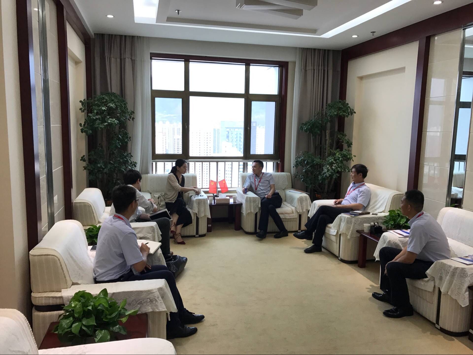 担保集团董事长储著贞与东方金诚业务团队洽谈合作事宜